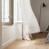 Capteur d'ouverture posé sur le cadre d'une fenêtre entrouverte dans une chambre claire Capteur d'ouverture posé sur le cadre d'une fenêtre entrouverte dans une chambre claire
