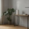 Humidificateur posé sur une console en bois dans un salon lumineux avec des plantes