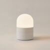 Lampe de chevet connectée cylindrique au diffuseur opalin allumé en blanc chaud Lampe de chevet connectée cylindrique au diffuseur opalin allumé en blanc chaud