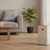 Purificateur d'air compact posé au sol dans un séjour contemporain lumineux