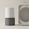Filtre plissé cylindrique du purificateur d'air posé à côté de l'appareil ouvert