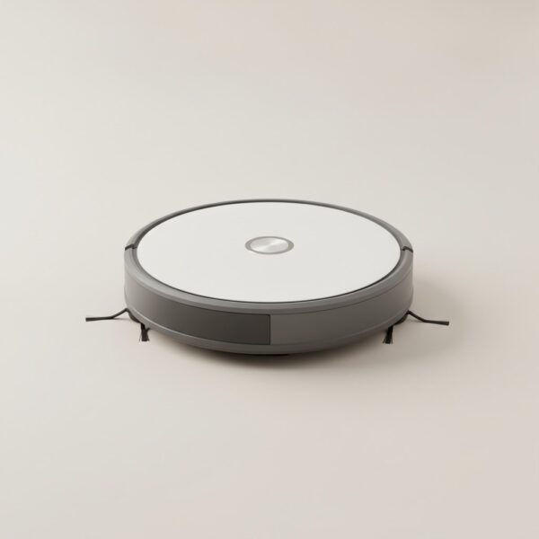 Robot aspirateur compact rond vu de trois quarts sur fond gris clair Robot aspirateur compact rond vu de trois quarts sur fond gris clair