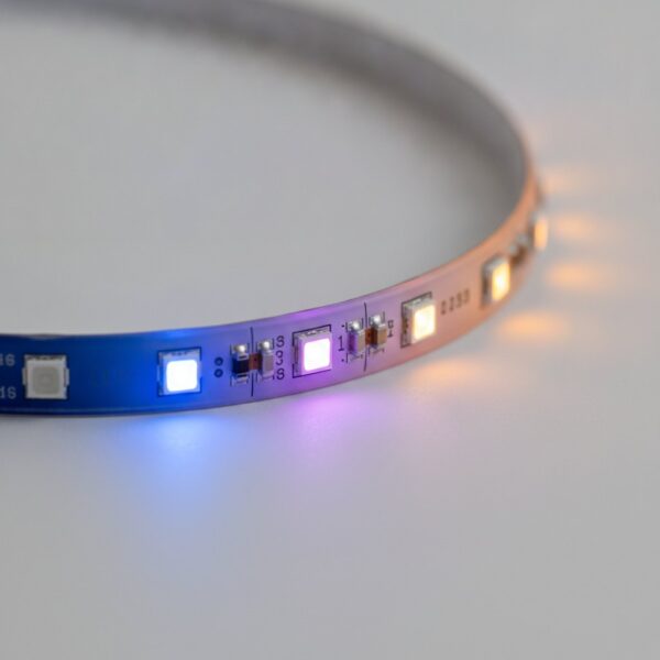 Gros plan sur les segments du ruban LED éclairés en dégradé de couleurs
