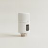 Tête thermostatique connectée blanche avec écran et bague de réglage, vue de trois quarts