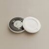 Capot arrière ouvert d'un traceur Bluetooth laissant voir sa pile bouton Capot arrière ouvert d'un traceur Bluetooth laissant voir sa pile bouton
