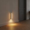 Veilleuse fixée au mur d'un couloir, éclairant le bas des murs et le parquet Veilleuse fixée au mur d'un couloir, éclairant le bas des murs et le parquet